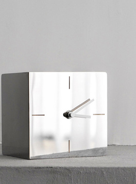 现代轻奢创意金属不锈钢时钟摆件样板房售楼处家居卧室床头装饰品