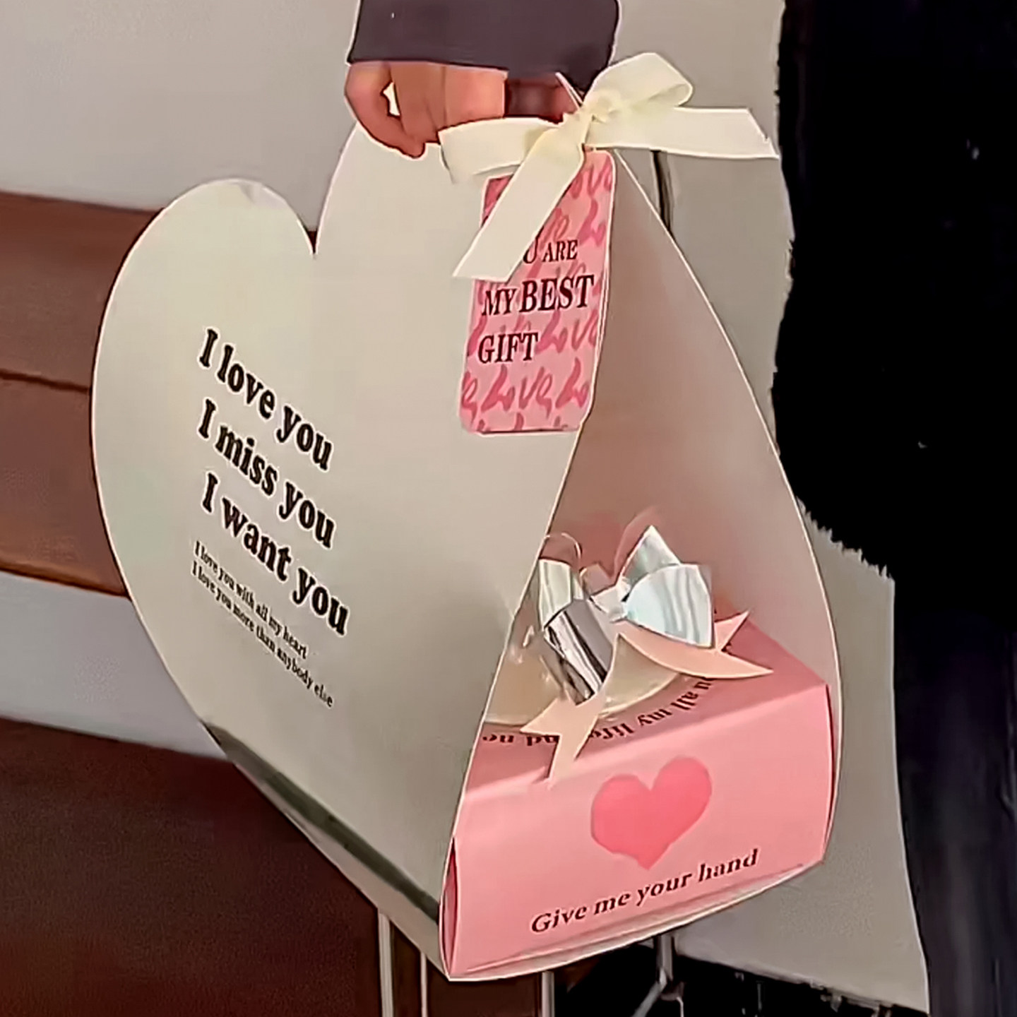 爆款浪漫520情人节镭射爱心蛋糕装饰银色手提包装盒情侣告白礼盒,淘宝优惠券,粉丝福利购,淘宝优惠卷