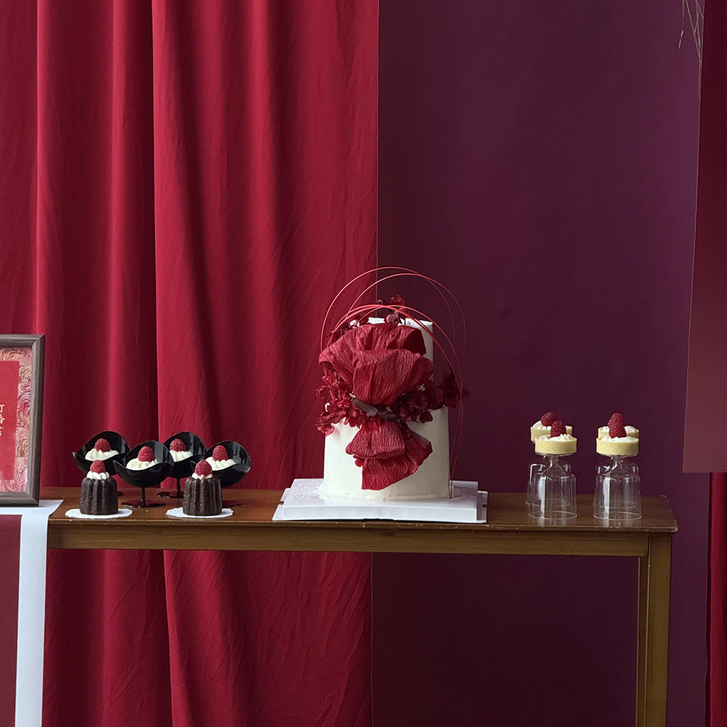 简约红色系情侣订婚宴求婚甜品台DIY蝴蝶结皱纹纸红球花椅子杯,淘宝优惠券,粉丝福利购,淘宝优惠卷