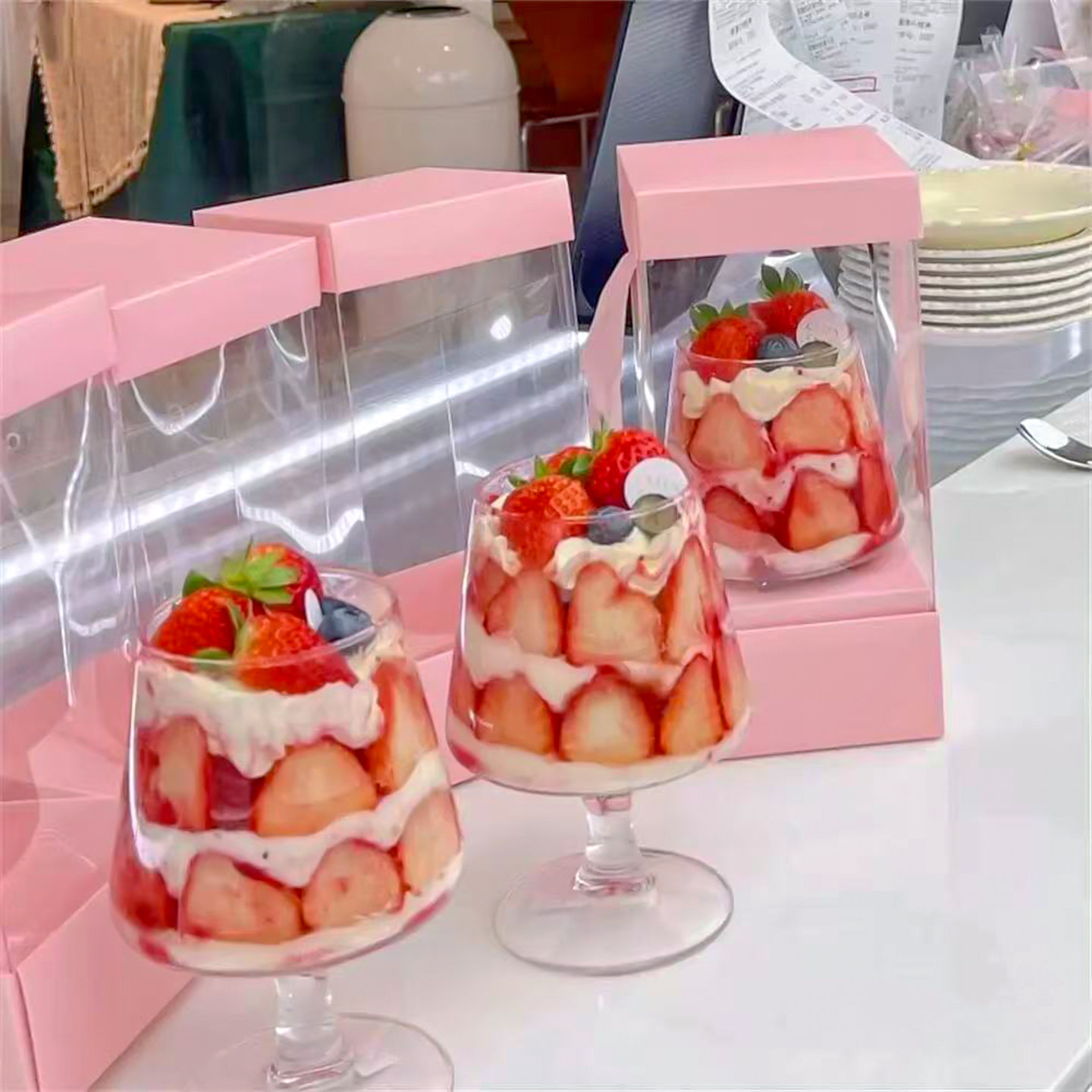爆款冬日草莓季白兰地红酒杯蛋糕装饰姐妹聚会团建高脚杯手提礼盒,淘宝优惠券,粉丝福利购,淘宝优惠卷