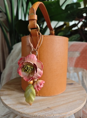 茶花。芳圃原创纯牛皮手工立体花朵古朴简洁挂件项链车挂