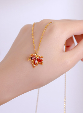 红红火火枫叶吊坠项链女2023新款潮锁骨链小众设计轻奢高级感配饰