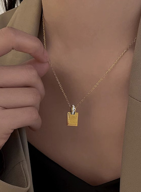 金色情书字母铭牌钛钢项链女精致百搭小众锁骨链轻奢气质设计颈链