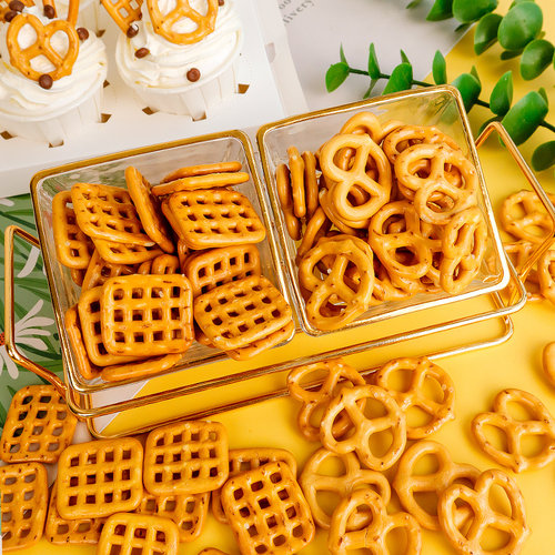 伯力爵碱水饼干圈蝴蝶结网格结烘焙蛋糕装饰海盐味可食用生日摆件 - 图3