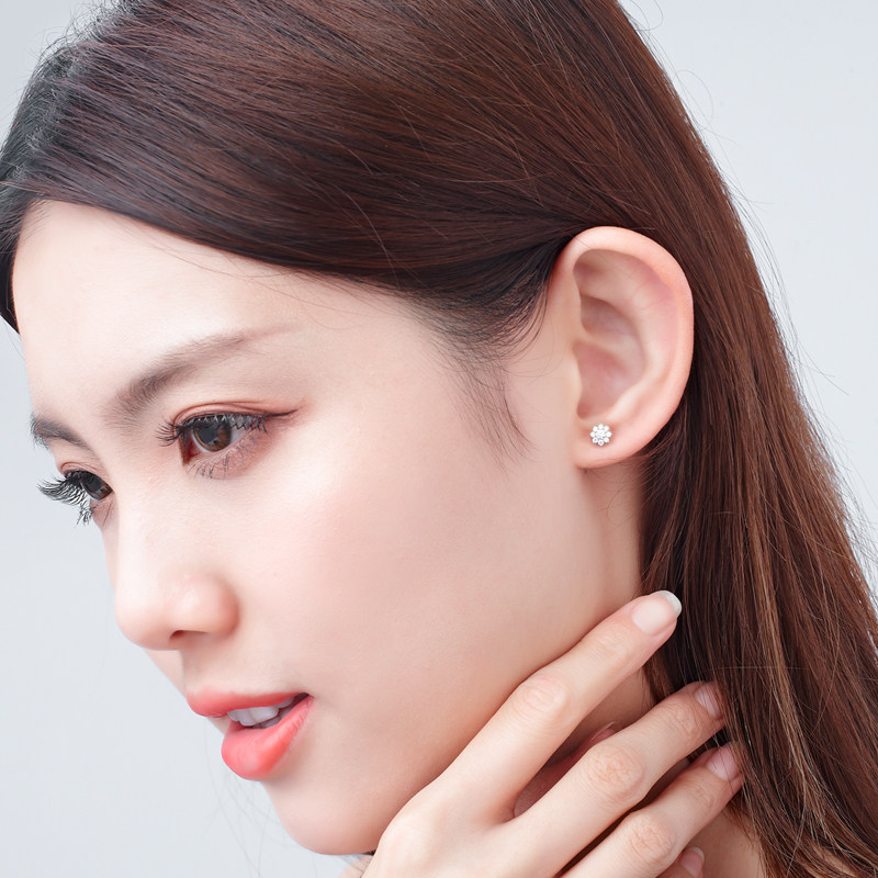 我爱钻石网太阳花18k白金钻石耳贴 我爱钻石网耳饰