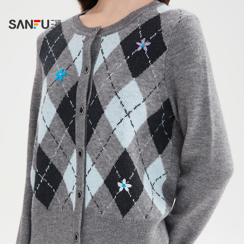 三福毛衣女秋冬高级感2025小花刺绣撞色菱形格开衫上衣女装513186 - 图1