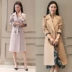 Áo gió dài qua đầu gối 2019 xuân mới cơ thể nữ giảm béo khí chất béo MM size lớn 4X xuân hè - Trench Coat Trench Coat