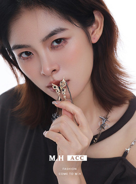 暗黑甜酷风蝴蝶吊坠项链女轻奢小众高级感原创设计秋冬长款毛衣链