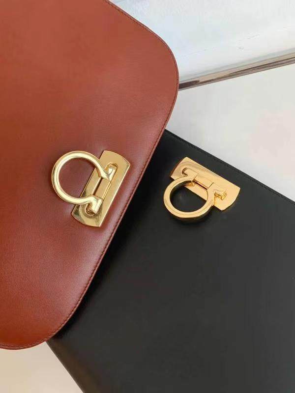 Garbociaga龍喜儿 小众设计 复古金扣轻奢休闲女士手拿包1897清仓,淘宝优惠券,粉丝福利购,淘宝优惠卷