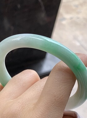 带色圆条手镯w 尺寸：55.3-8.7-8.8mm 底子细腻 绿色点缀漂亮