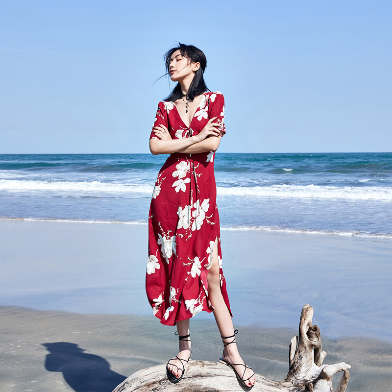 奈良红色连衣裙女夏季V领碎花裙沙滩裙女雪纺长裙子2024海边度假 - 图2