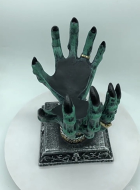 2023跨境新款Beyond the Grave Crystal Ball Holder水晶球手摆件