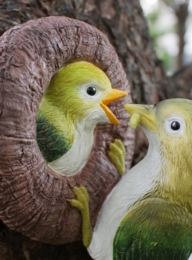 跨境供应仿真哺育小鸟挂件树脂工艺家居装饰树木吊件户外庭院饰品