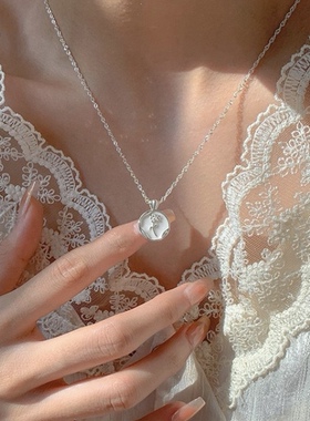 法式玫瑰花朵圆牌项链轻奢小众锁骨链s925纯银气质轻奢精致颈链