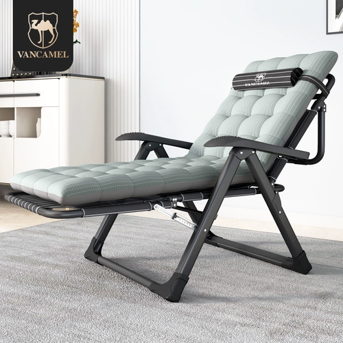 Складывание офиса стула в гостиной во второй половине дня, обед, обед, лето, домашний пляж можно перенести на стул на балконе и ленивый