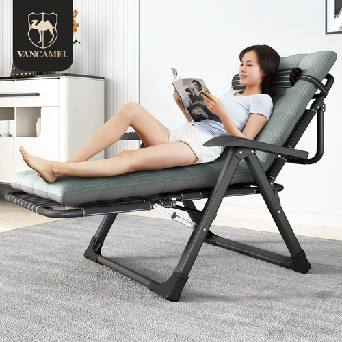 Складывание офиса стула в гостиной во второй половине дня, обед, обед, лето, домашний пляж можно перенести на стул на балконе и ленивый