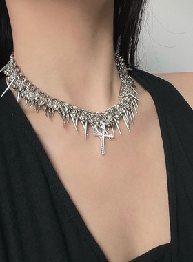 金属铆钉流苏项链十字架锁骨链女