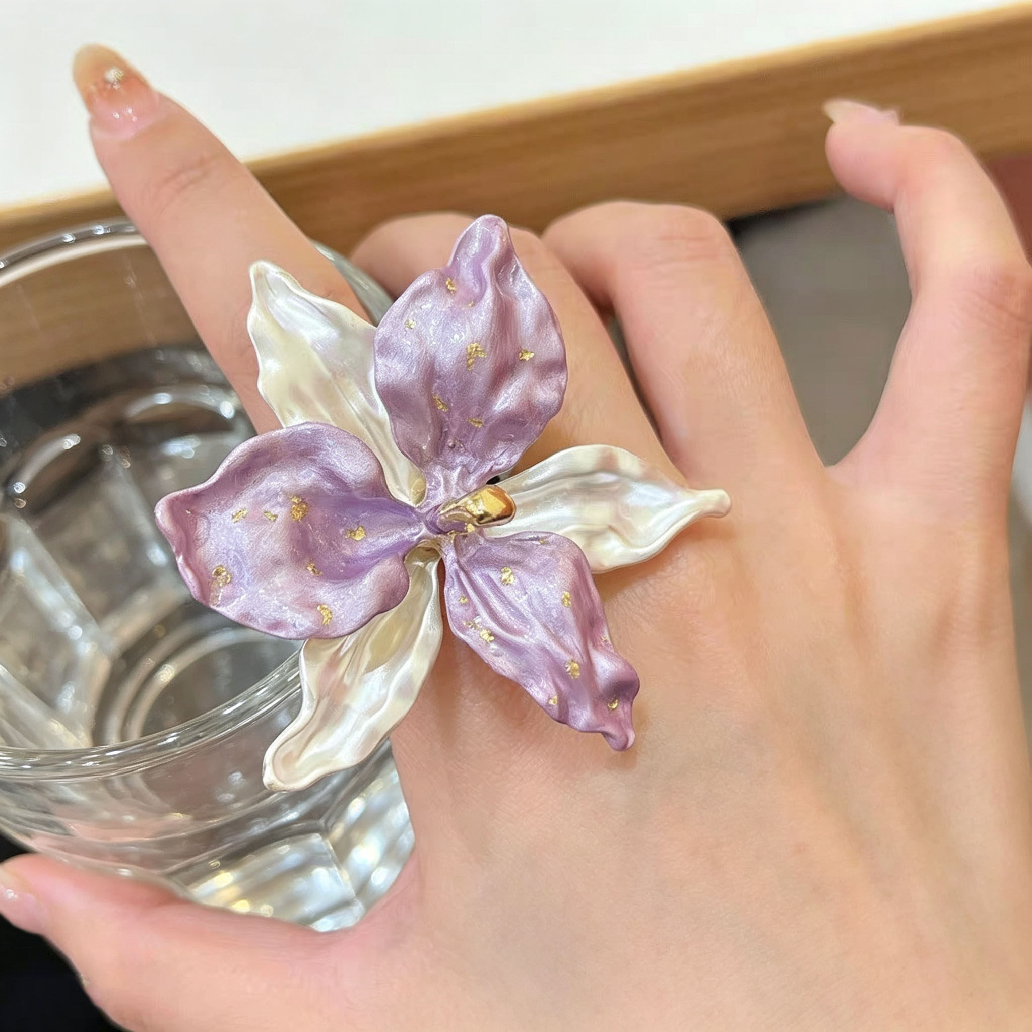 Light luxury retro purple and white contrasting iris ring for women