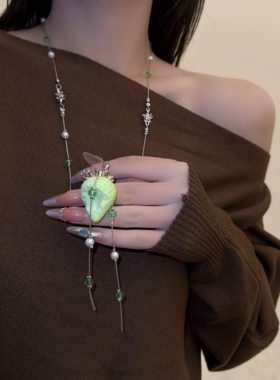 时髦绿色草莓吊坠珍珠水晶项链女