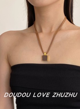 棕色皮绳choker几何双色方块项链