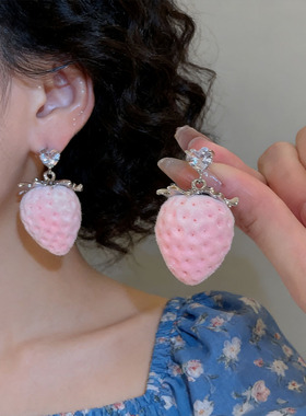 甜酷风渐变粉色植绒草莓吊坠项链