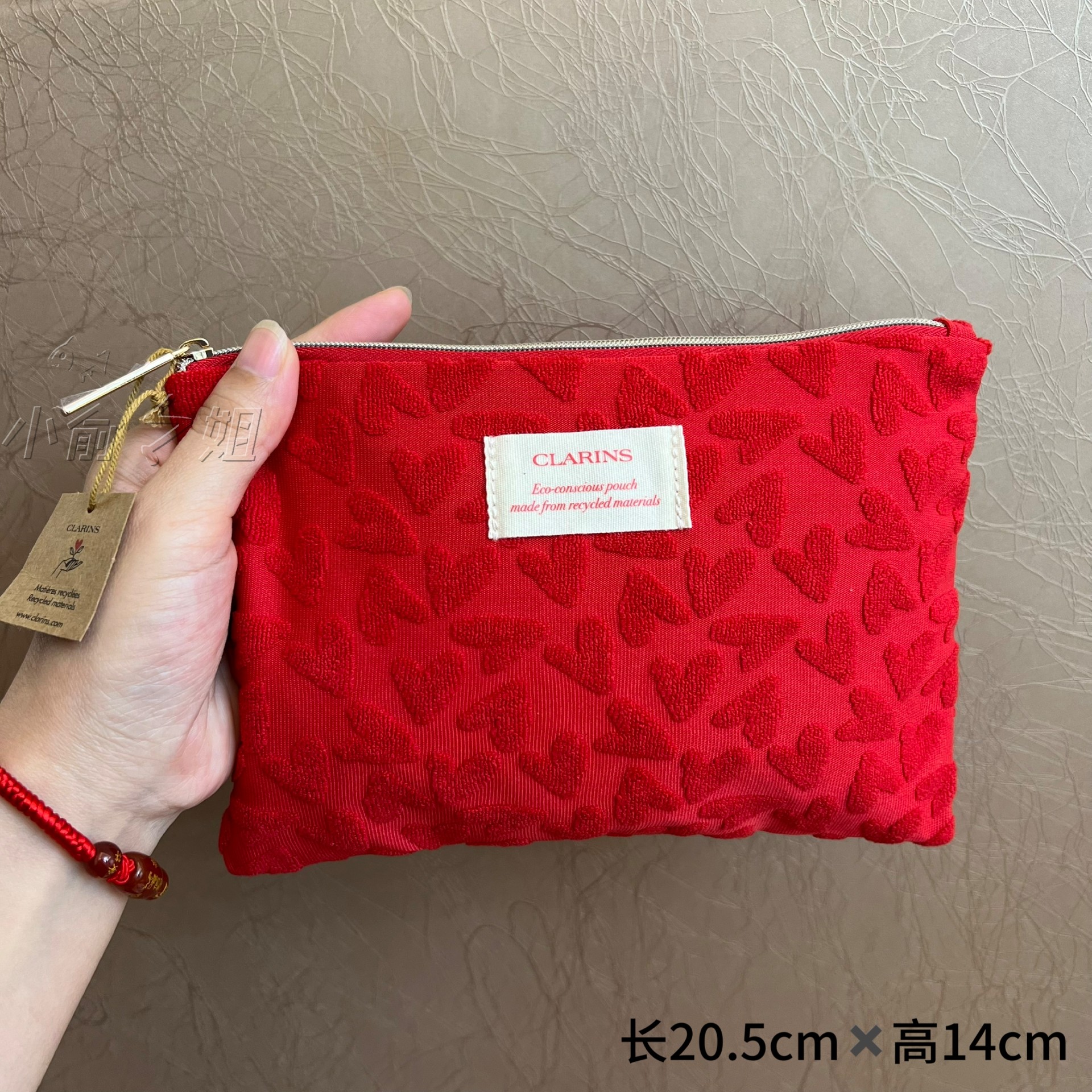 【小俞姐姐】娇韵诗新款红色爱心压花图布艺手拿包化妆包收纳,淘宝优惠券,粉丝福利购,淘宝优惠卷