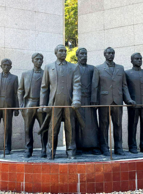 玻璃钢铸铜革命领导人雕塑定制