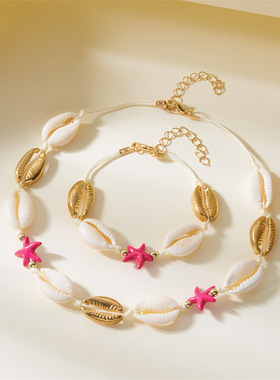 A girl with a Bohemian beach starfish beaded necklace女饰品