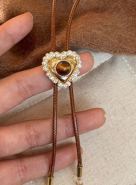 镶钻爱心虎眼石吊坠项链美拉德风复古锁骨链轻奢高级感毛衣链女