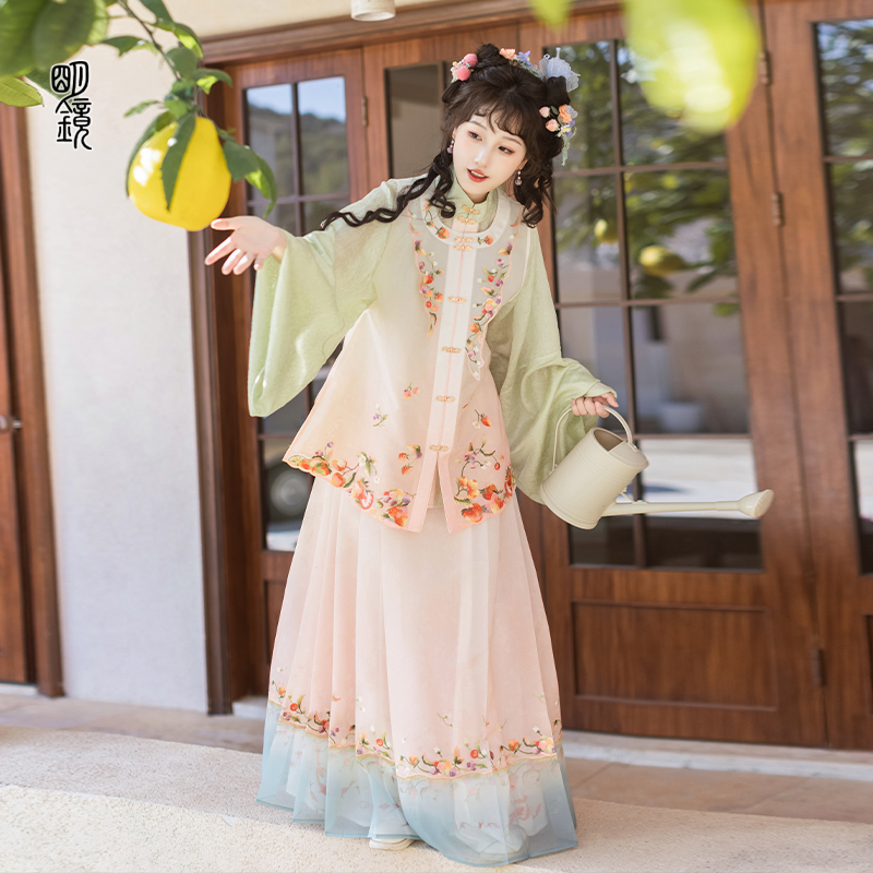 明镜华服【芝芝莓莓】明制汉服圆领绣花比甲马面裙套装2024新款 - 图2