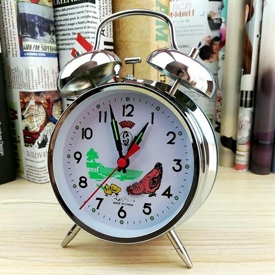 Hefei mechanical alarm clock winding and ringing nostalgic watch chicken