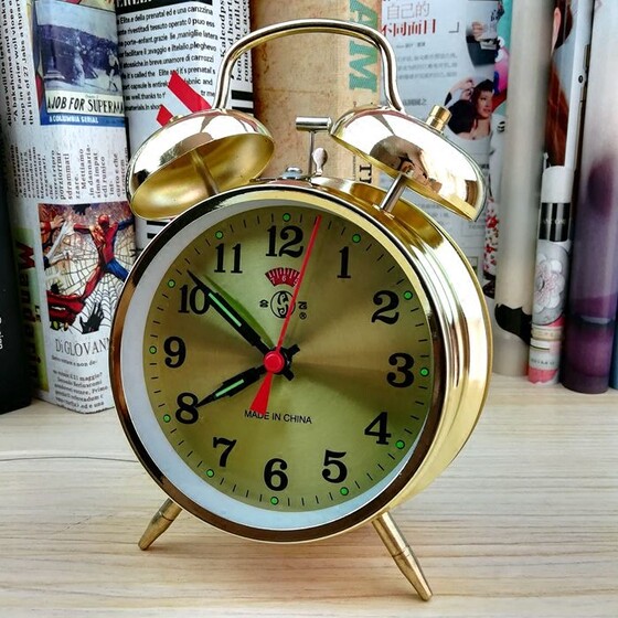Hefei mechanical alarm clock winding and ringing nostalgic watch chicken
