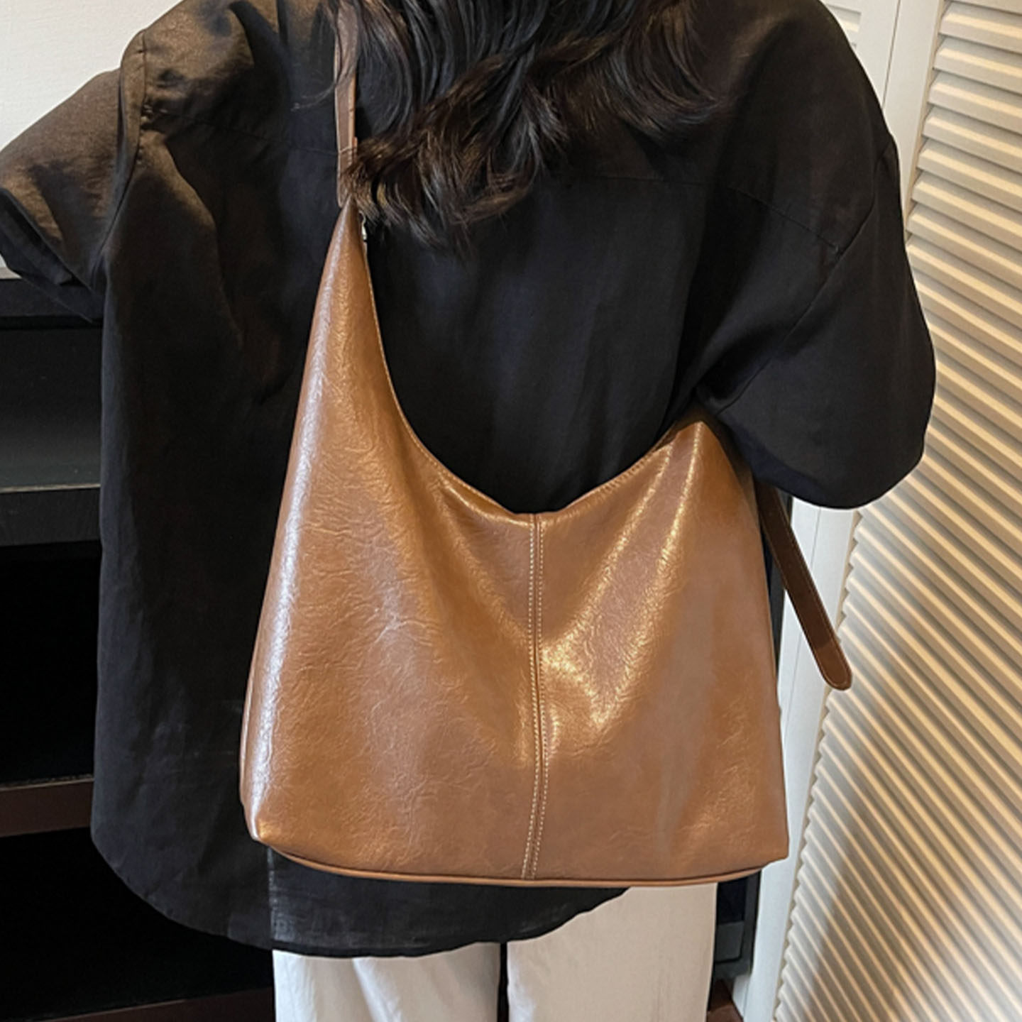 简约百搭2025新款大容量托特包复古秋冬高级感单肩包时尚水桶包,淘宝优惠券,粉丝福利购,淘宝优惠卷