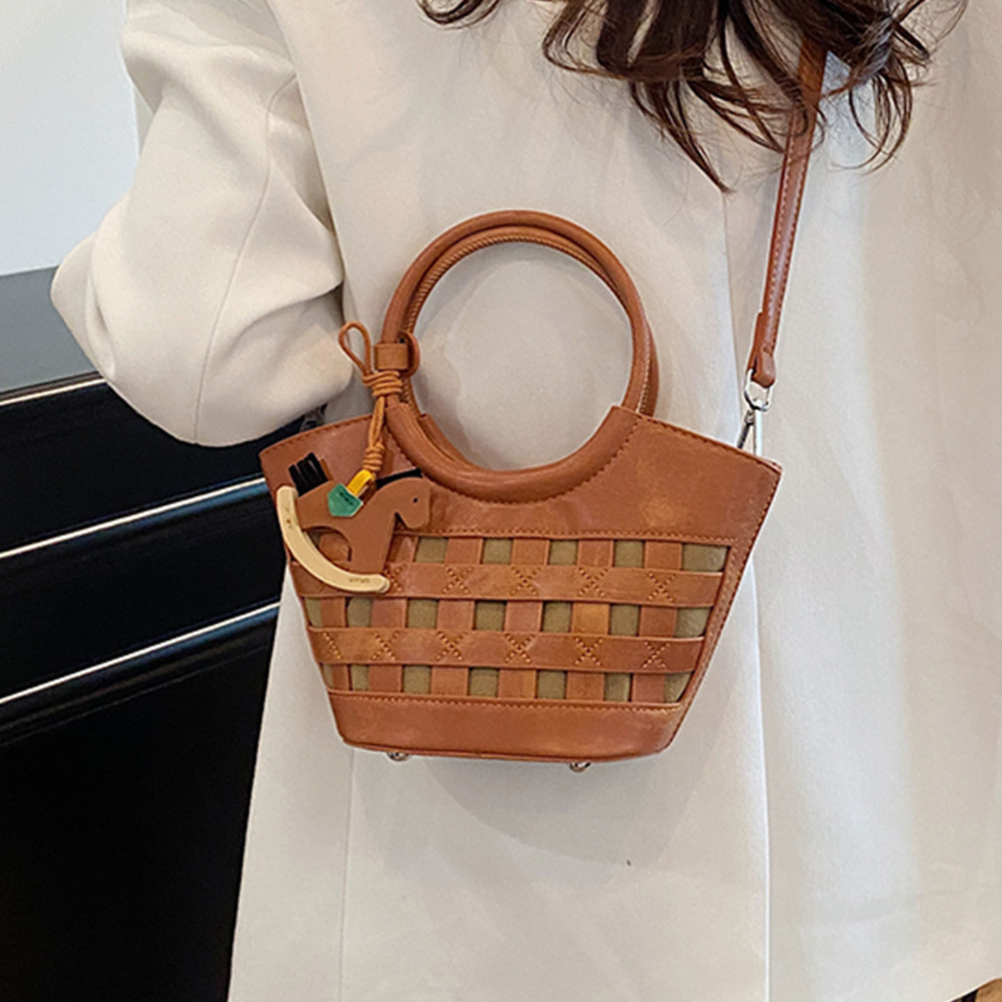 时尚洋气百搭小众设计感单肩斜挎精致皮质2025秋季女式手提水桶包,淘宝优惠券,粉丝福利购,淘宝优惠卷