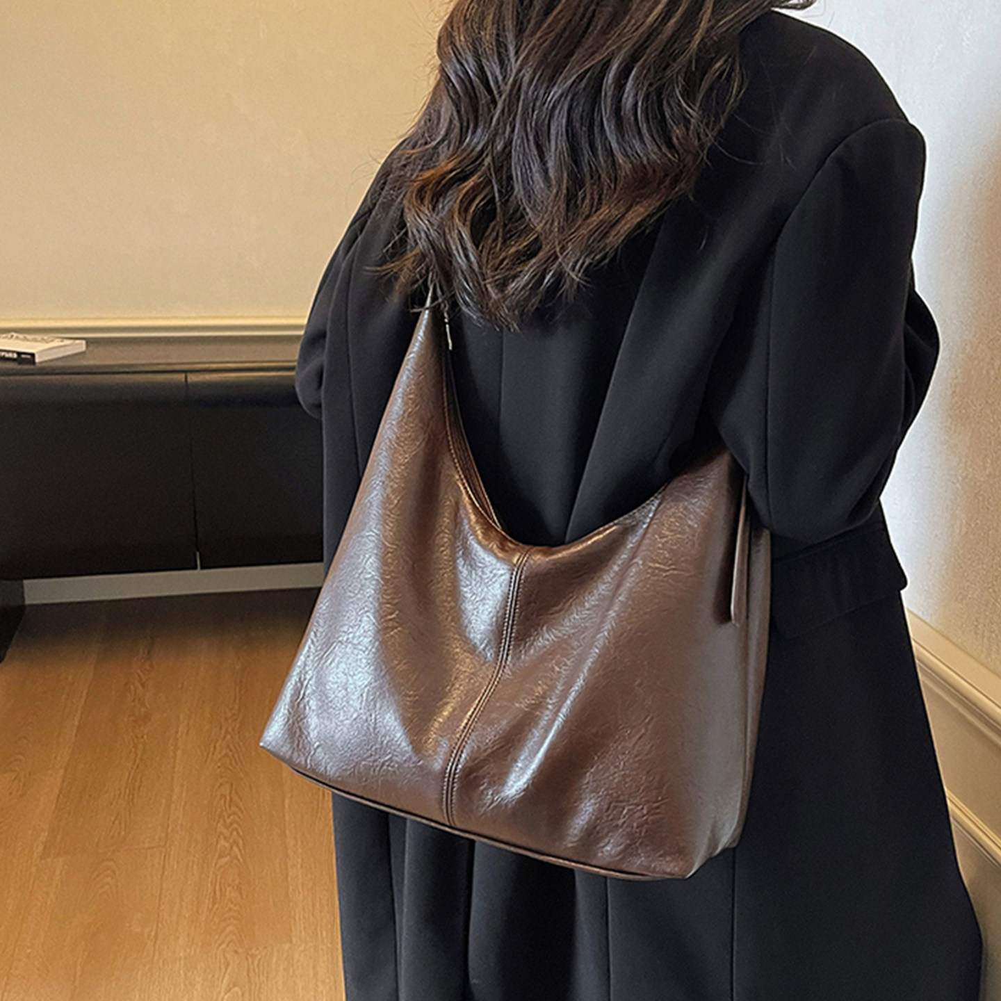 简约百搭2025新款大容量托特包复古秋冬高级感单肩包时尚水桶包,淘宝优惠券,粉丝福利购,淘宝优惠卷