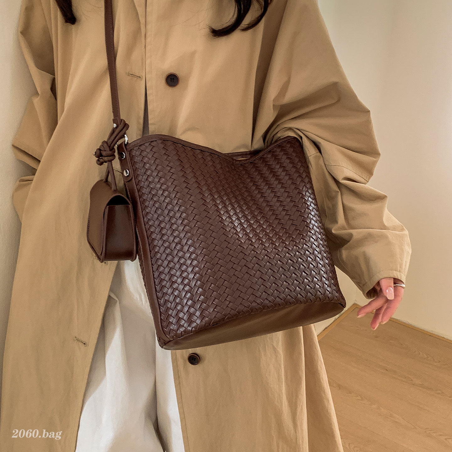 编织水桶包女2025新款百搭大容量通勤单肩斜挎包女复古洋气爆款,淘宝优惠券,粉丝福利购,淘宝优惠卷