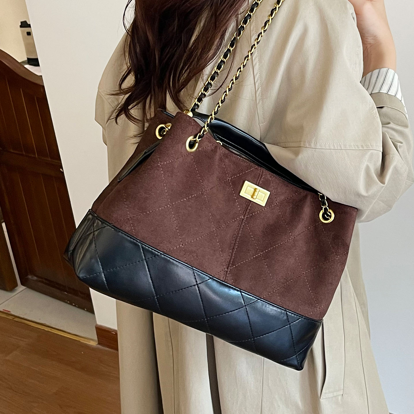 大容量复古链条水桶包包2025时尚潮百搭高级感麂皮女通勤单肩包 - 图1