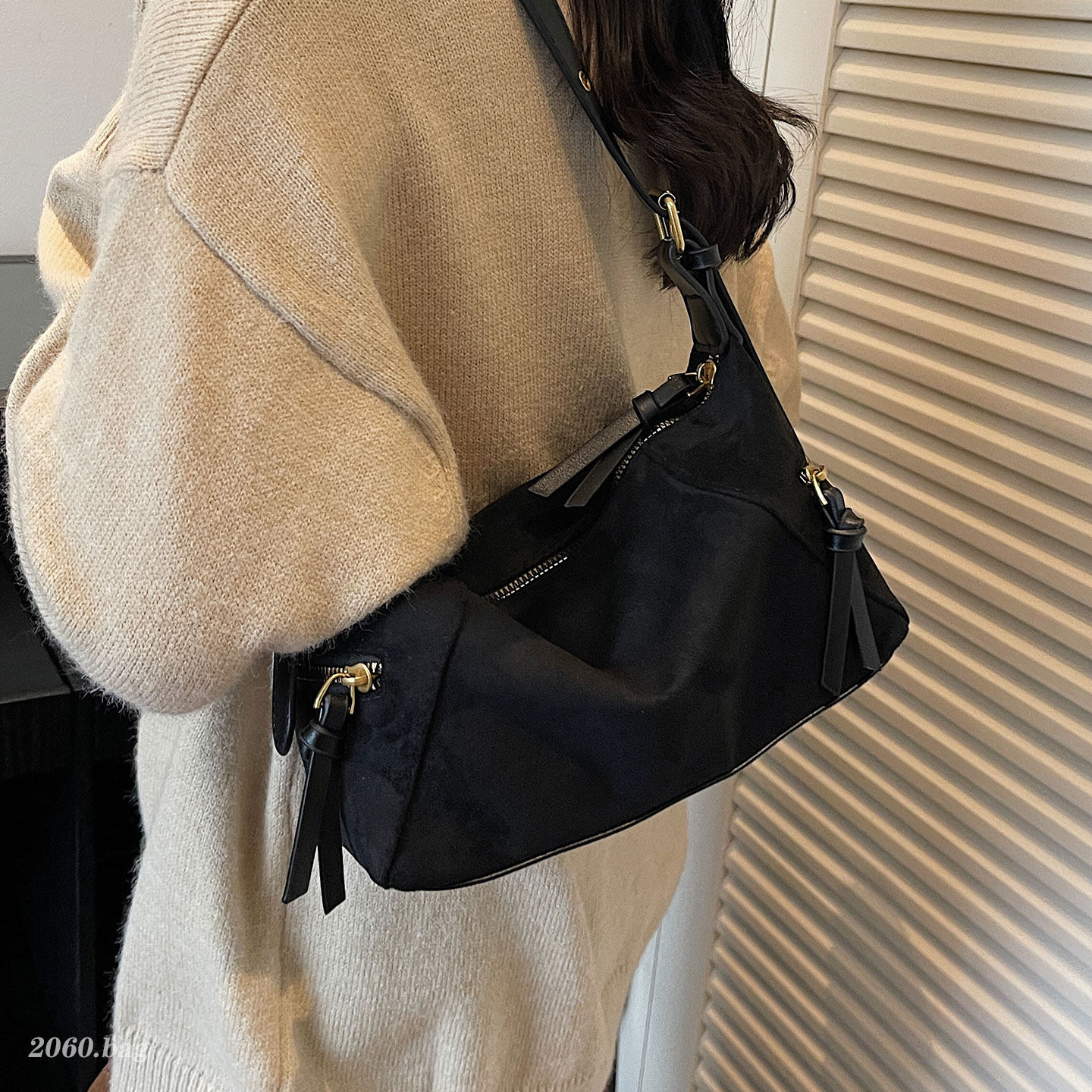 秋冬爆款小众设计绒面小包包2025新款百搭时尚潮女休闲洋气单肩包,淘宝优惠券,粉丝福利购,淘宝优惠卷