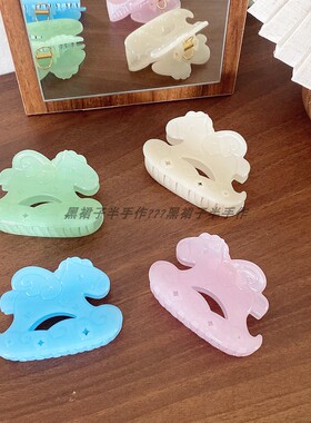 4色春夏新款可爱童趣木马造型抓夹耐摔塑料质感发抓鲨鱼夹圆弹簧