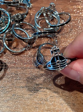 超酷的亚银十字架开口戒指黑色星球滴油卫星西太后设计感可调节