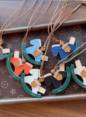 包邮！包挂也可作为项链pu材质小马儿可爱秋冬搭配设计感小木马