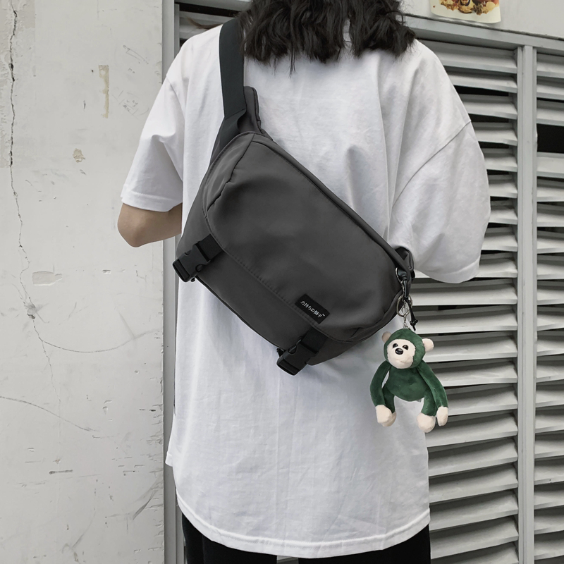 日系潮牌男2020街头潮流韩版斜挎包 仟仁狮男士包袋