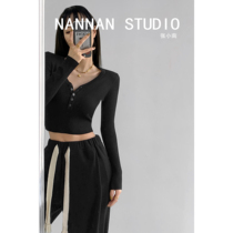 Zhang Xiaonan NANNAN pure color display slim V collar single row button textured sweater hot girl with short section of open navel long sleeve blouse