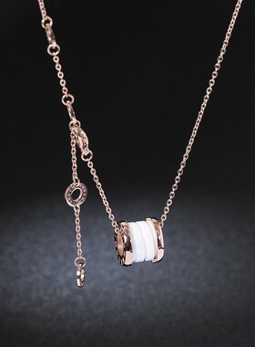 黑陶瓷小蛮腰项链感长款配饰钛钢弹簧吊坠女锁骨链小香风