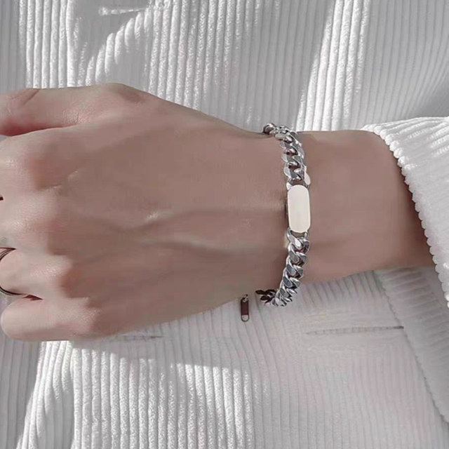 Anti-static handwear for men is not only frilled but also looks high-end