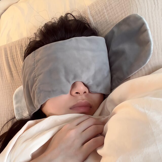 Good light-blocking sleep aid for men and women ice silk earplugs and eye protection