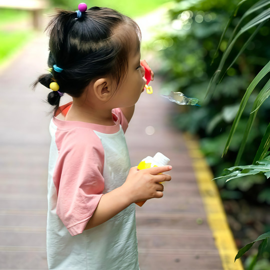 Baby's non-spillable ice cream bubble bottle can be turned upside down to prevent spillage