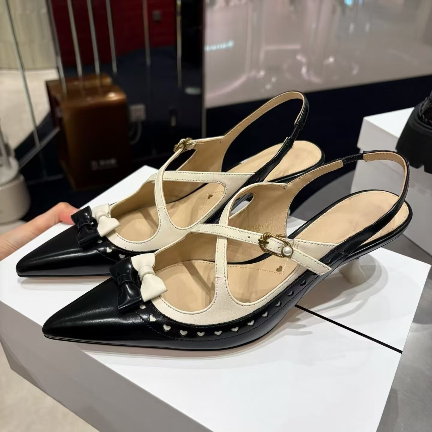 欧洲站新款气质尖头铆钉一字带凉鞋女细跟高跟鞋蝴蝶结包头后绊带,淘宝优惠券,粉丝福利购,淘宝优惠卷