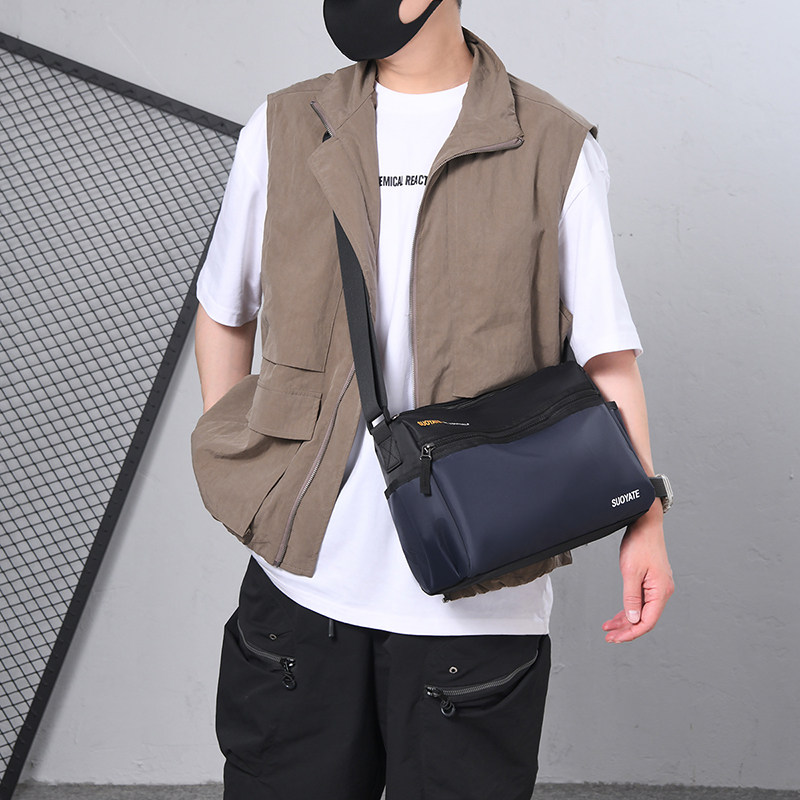2025夏新款男士单肩包休闲斜挎包男款潮牌大容量邮差包拼接款男包,淘宝优惠券,粉丝福利购,淘宝优惠卷