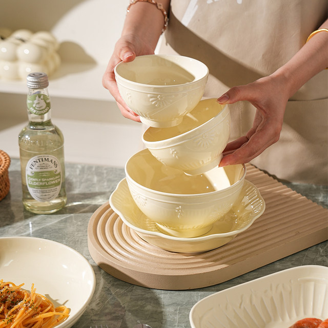 Four machines can enter the house with flower relief bowls and plates